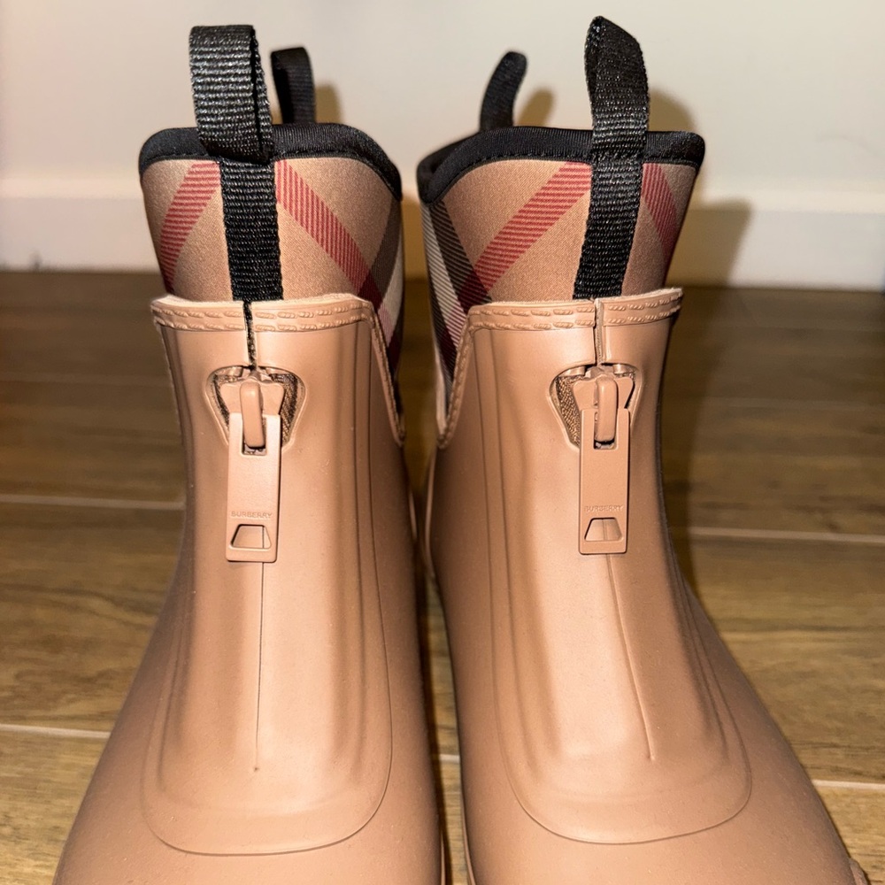 Burberry Rubber Marsh Stamp Low Boots - Picture 6 of 8